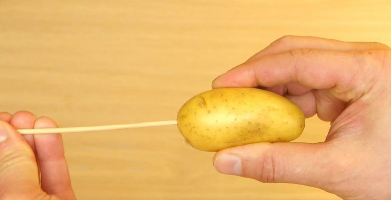 Картофель нанизан на палочку